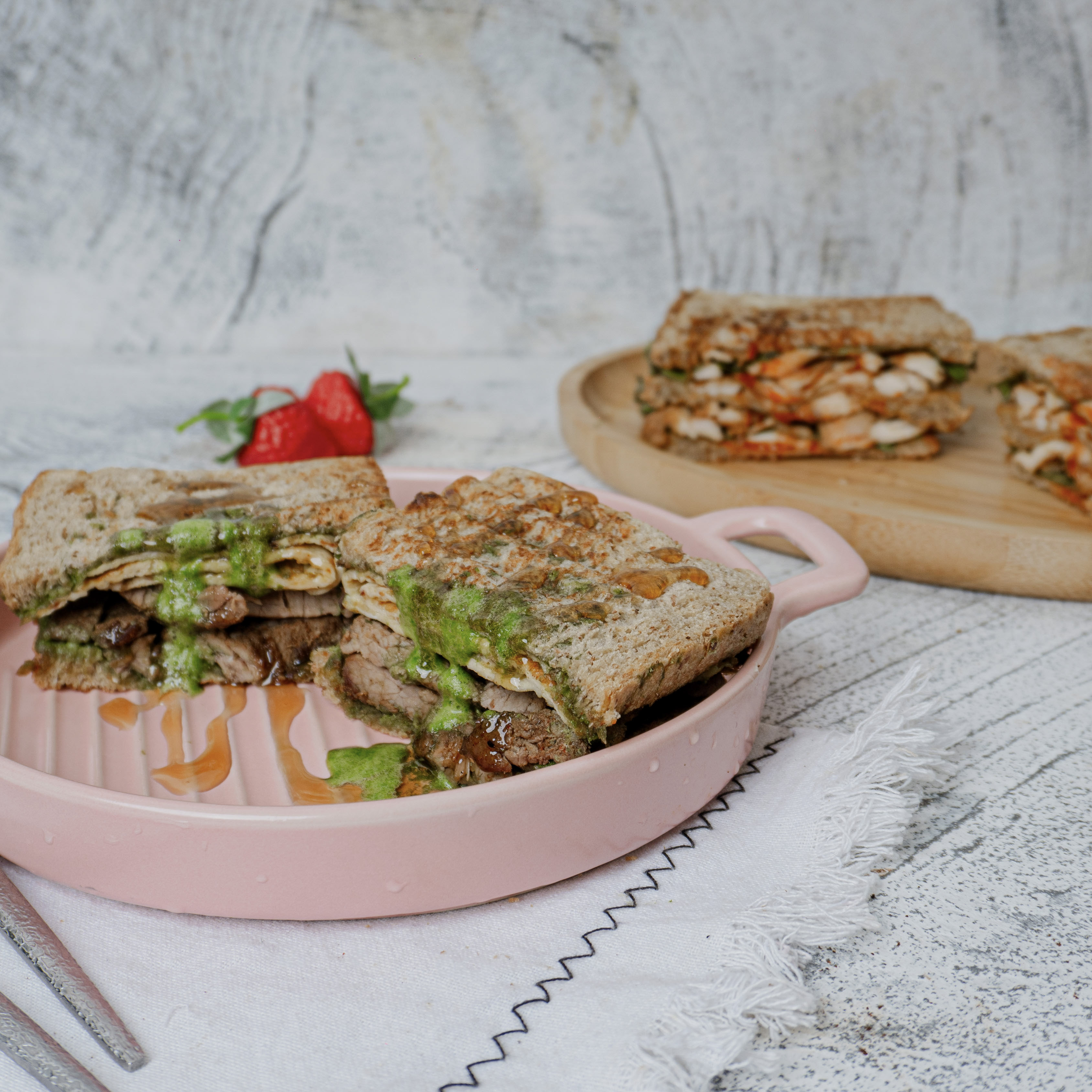 Steak & egg pesto sandwich (WHEAT BREAD)